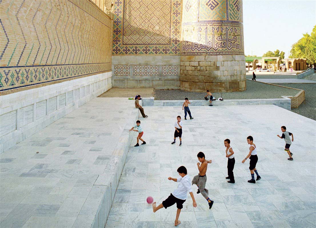 Enfants qui jouent au football