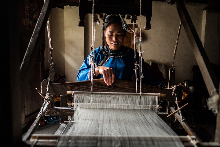 Femme chinoise qui tisse