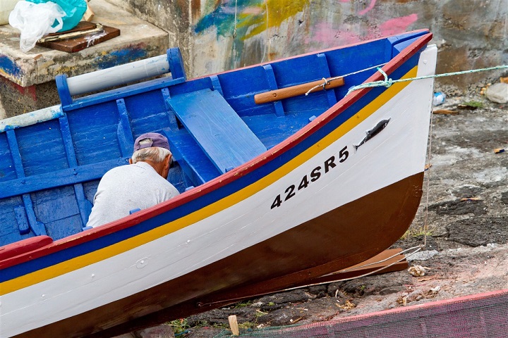 Homme dans un bateau