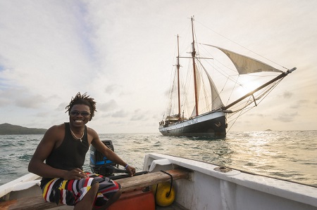 Une homme sur son bateau