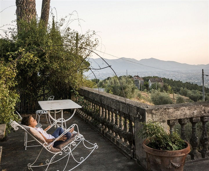 Petite fille qui se repose en Toscane