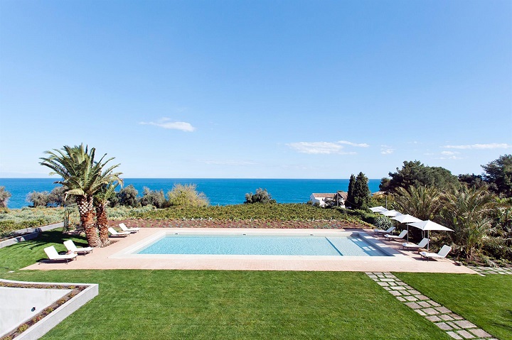 Piscine avec vue sur mer en Sicile 