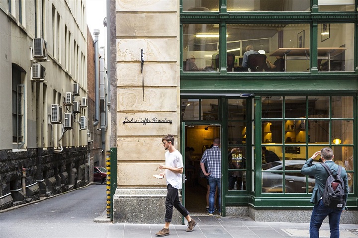 Homme qui prend son café à emporter