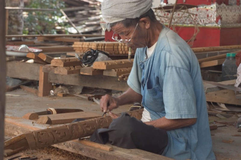 Artisans travaillant le bois