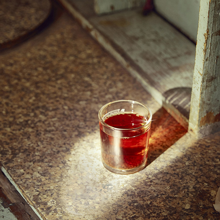 détail d'un verre dans un café du Caire