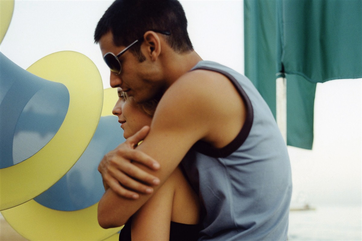 couple qui s'enlace dans la rue