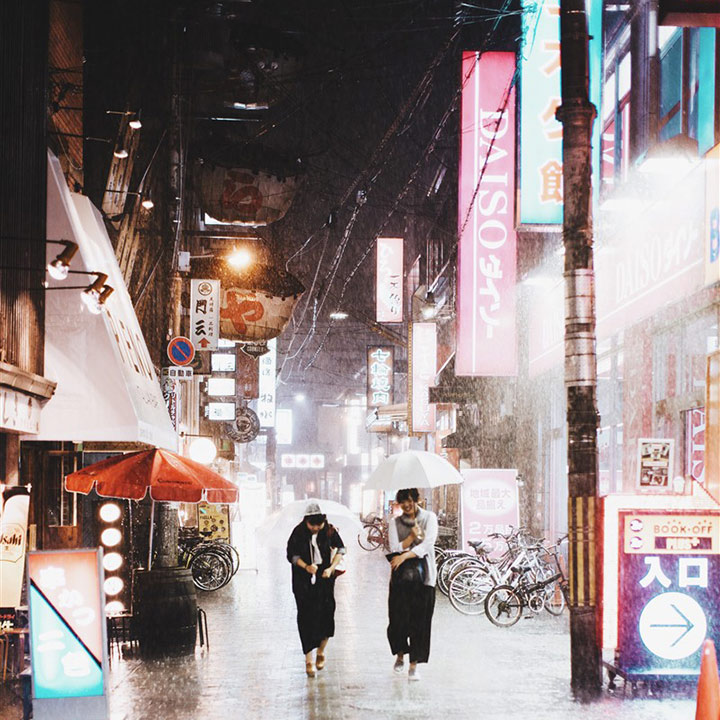 deux femmes qui marchent dans la ville d'Osaka