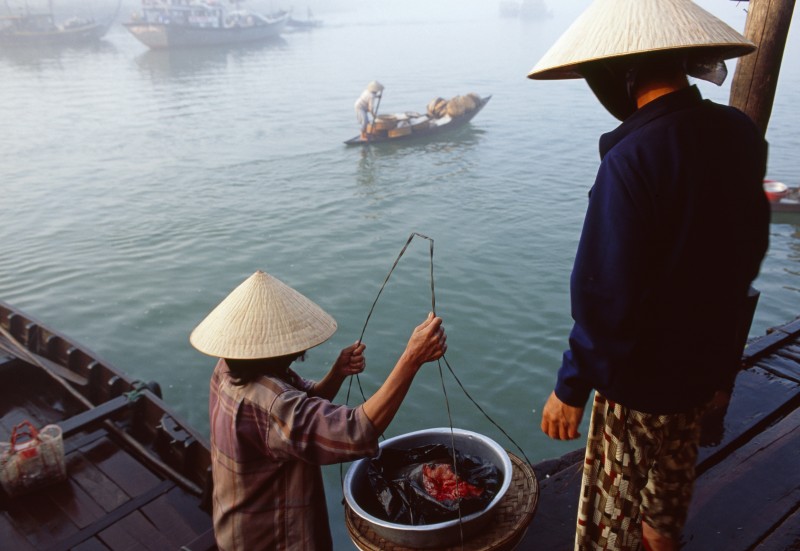 deux personnes au bord de l'eau a Hoi An