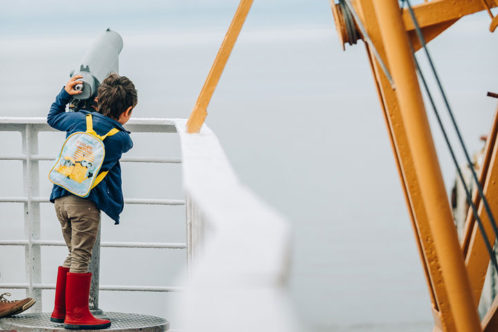 enfant avec un sac a dos 