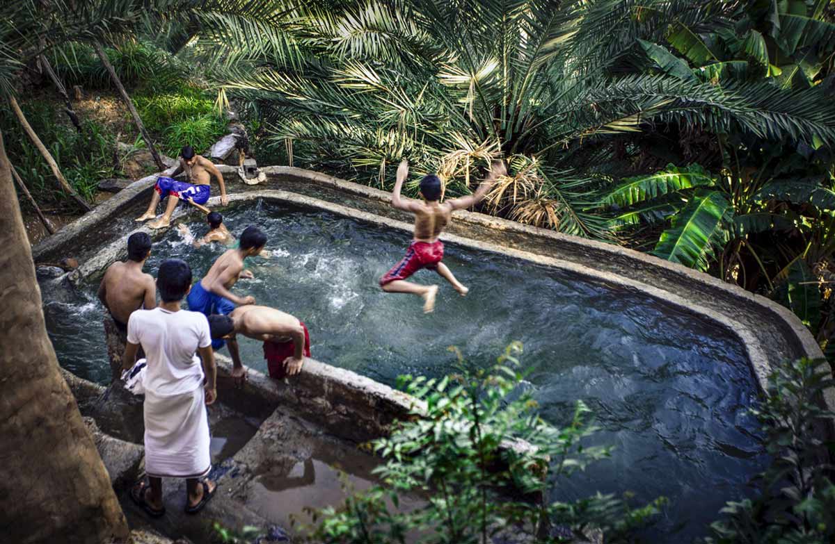 enfants qui sautent dans une piscine a Oman