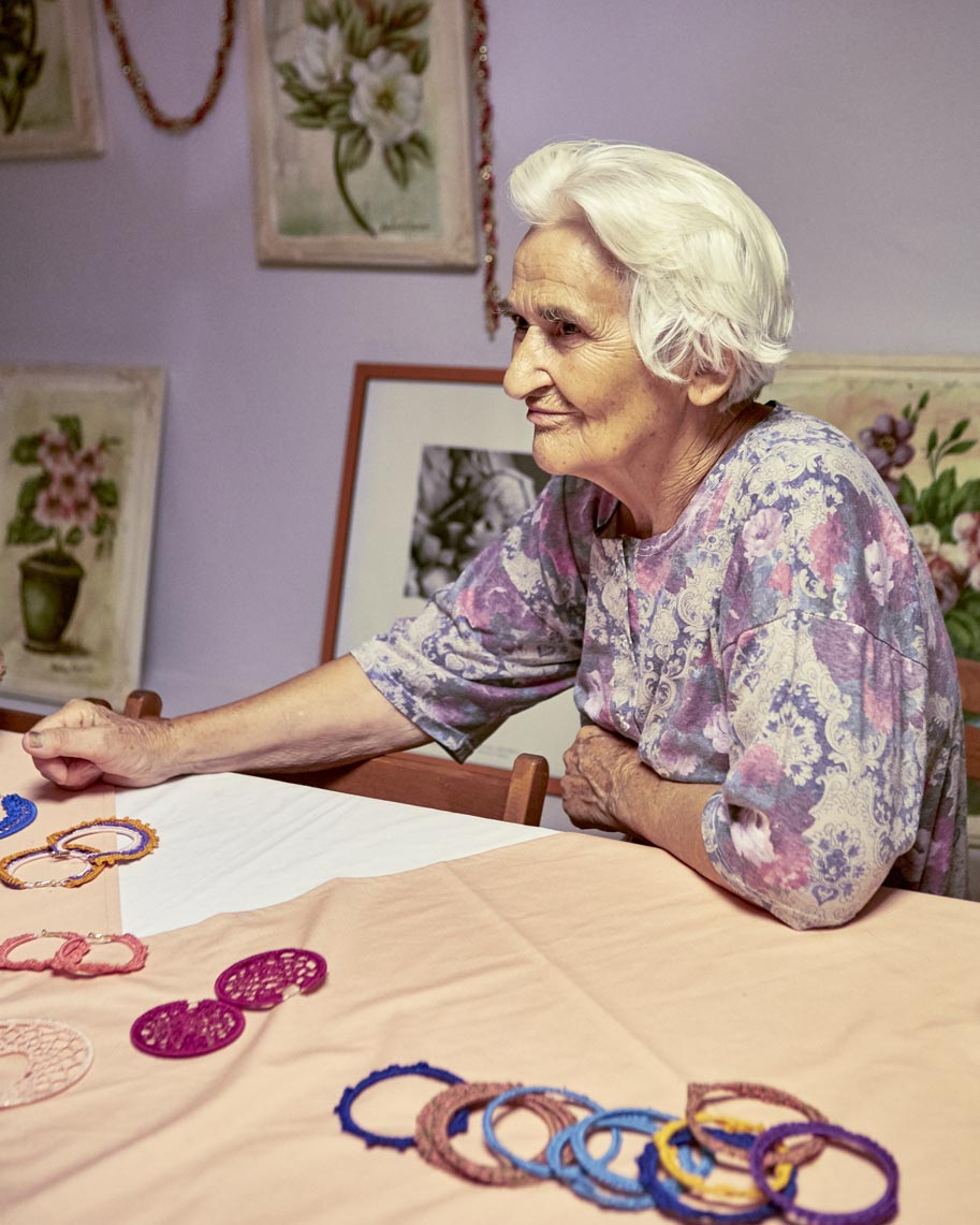 Femme à une table à Tinos