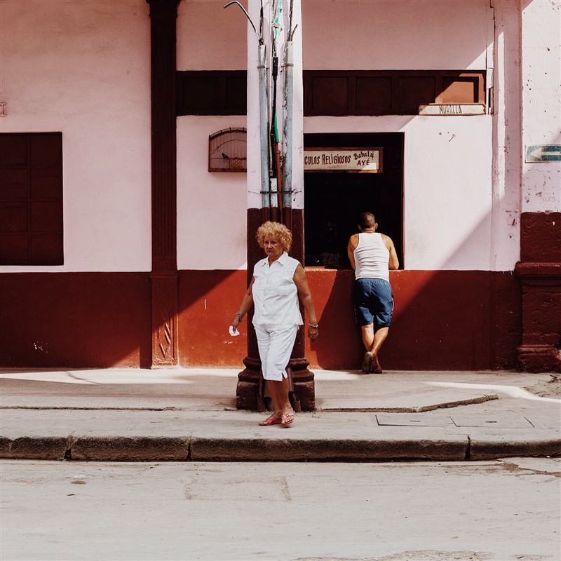 Femme dans une rue de la Havane