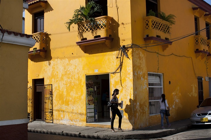 Femme dans les rues de Carthagène