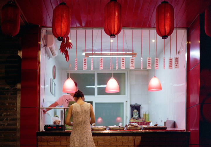 Femme devant un magasin en chine