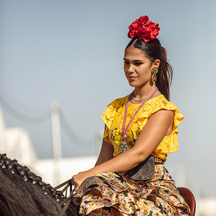 femme sur son cheval en andalousie