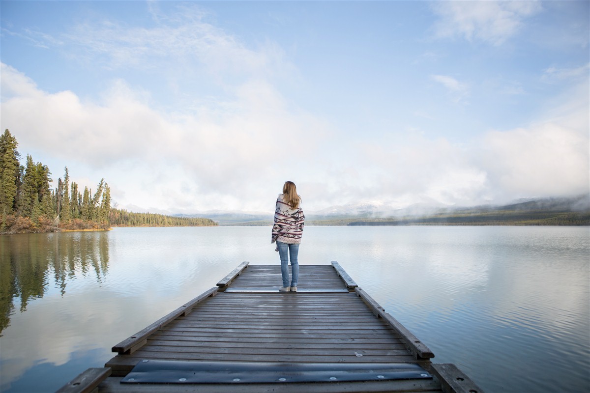 Femme sur un ponton au Canada