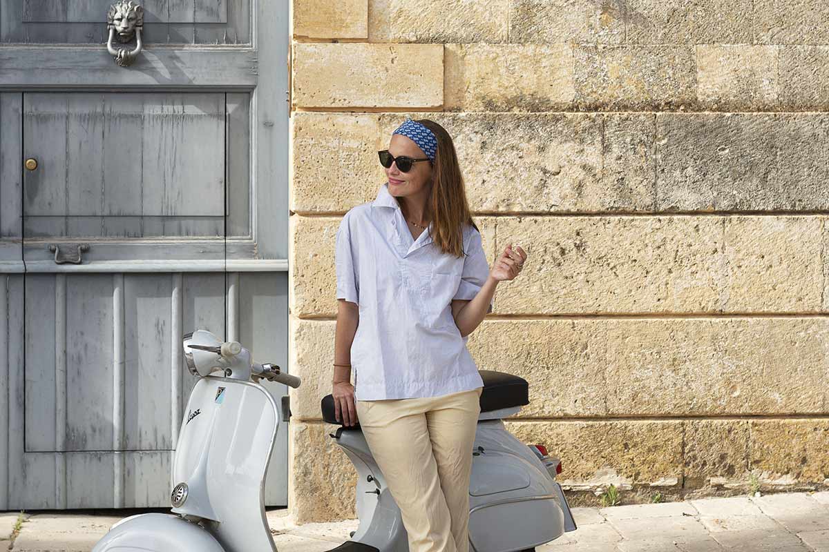 Femme sur un Vespa en Italie