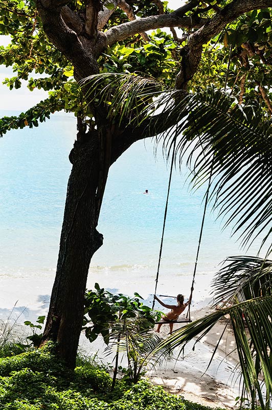 Balançoire sur une plage en Thaïlande