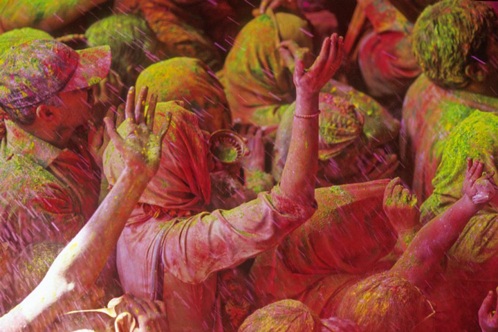 femmes qui fêtent holi