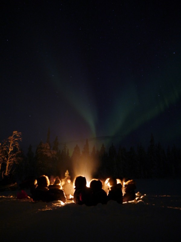 feu de camp aurore boréale