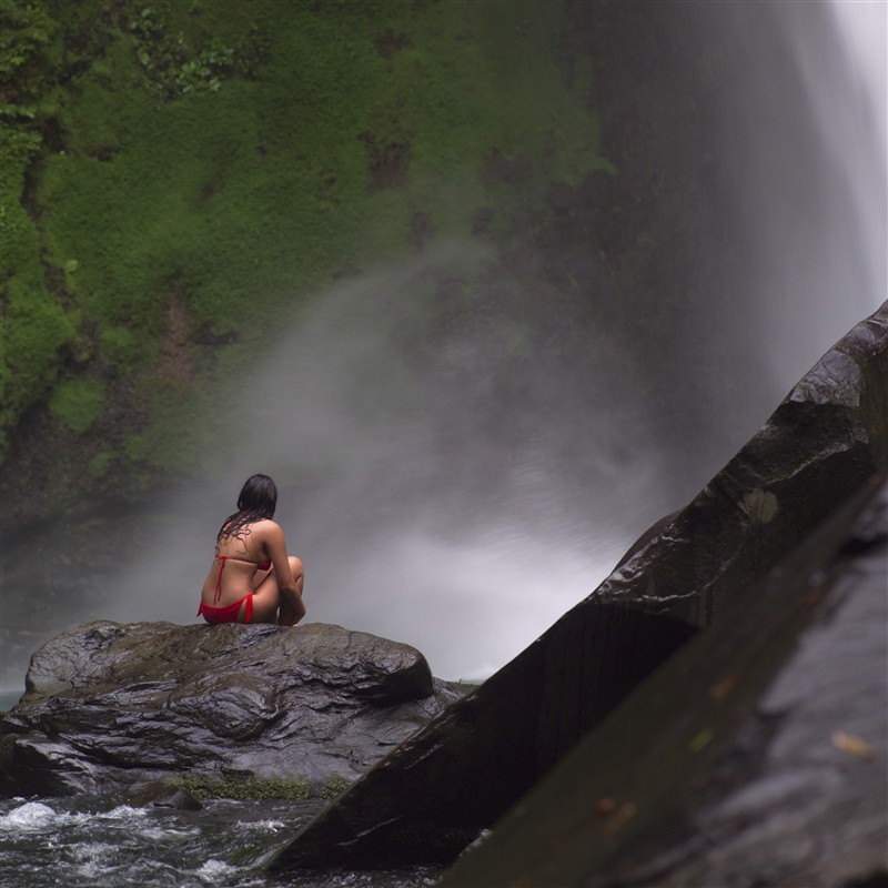 Jeune fille au bord de l'eau