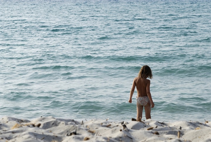 fille sur une plage de Corse