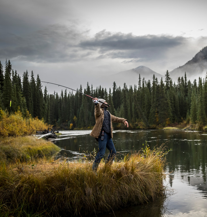 Homme qui pêche au canada