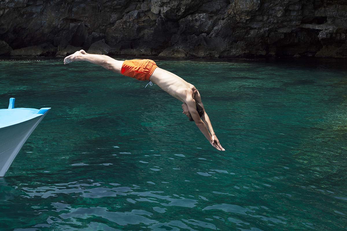 Homme qui plonge dans l'eau en Italie