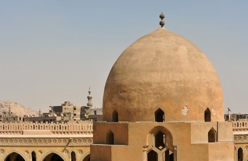 Méditer dans la cour de la mosquée Ibn Touloun