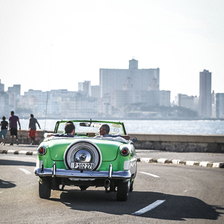 Parcourir le Malecon en vieille voiture américaine 