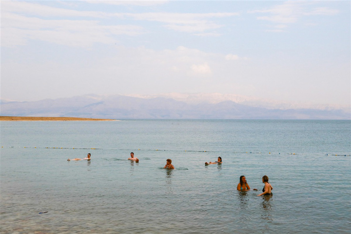 personnes qui se baignent dans la mer morte