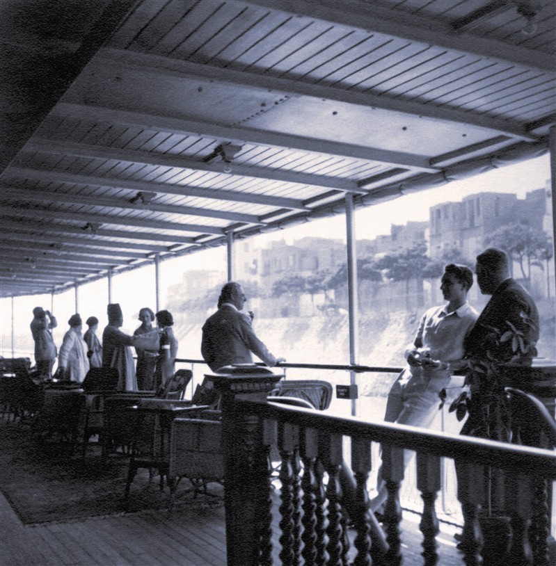 personnes sur le pont d'un bateau