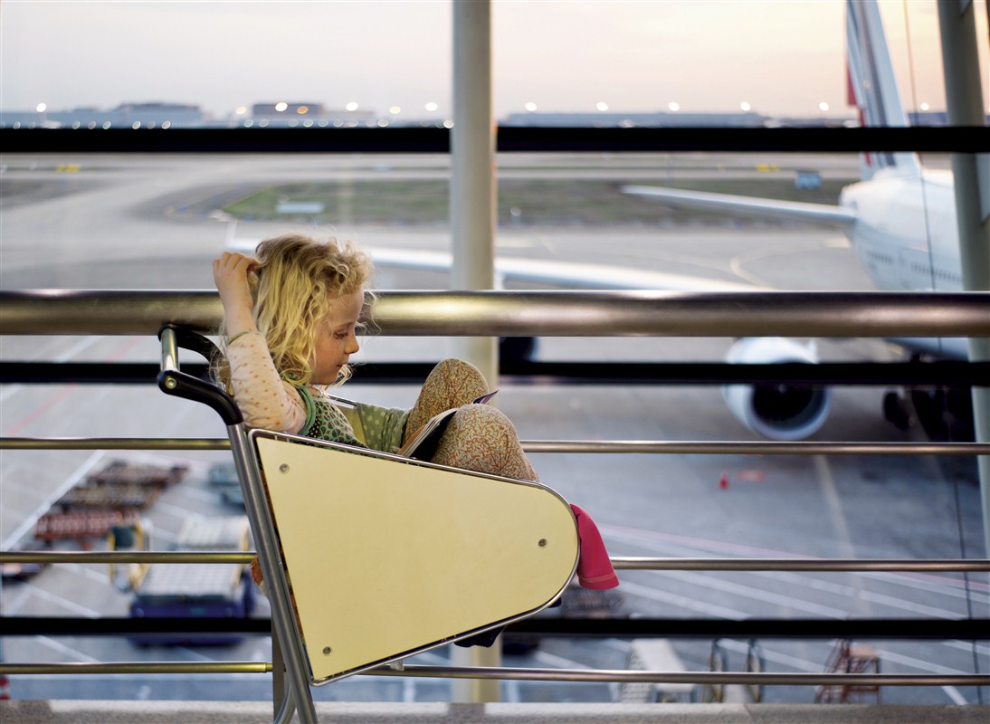 Petite fille à l'aéroport de Shanghai