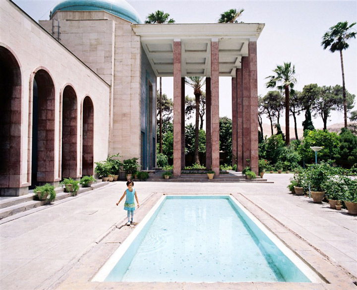 Petite fille au bord de l'eau en Iran