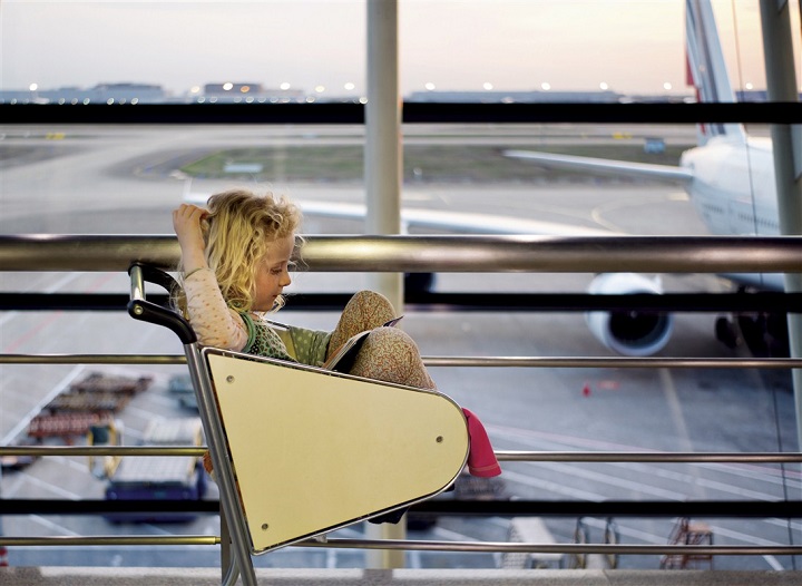 petite fille dans un aéroport