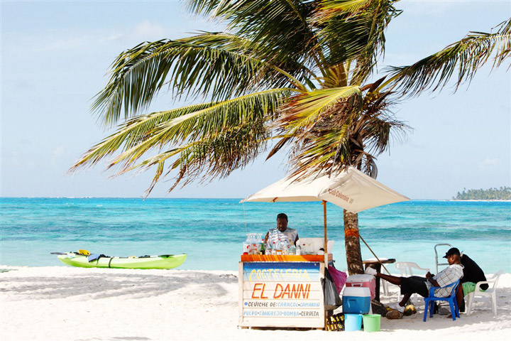 plage de sable blanc sur une plage de Colombie