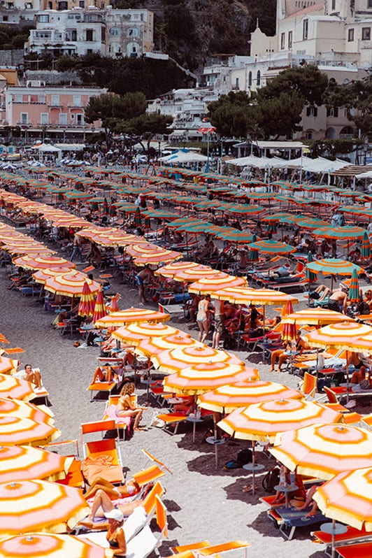 Plage parasols côte Amalfitaine
