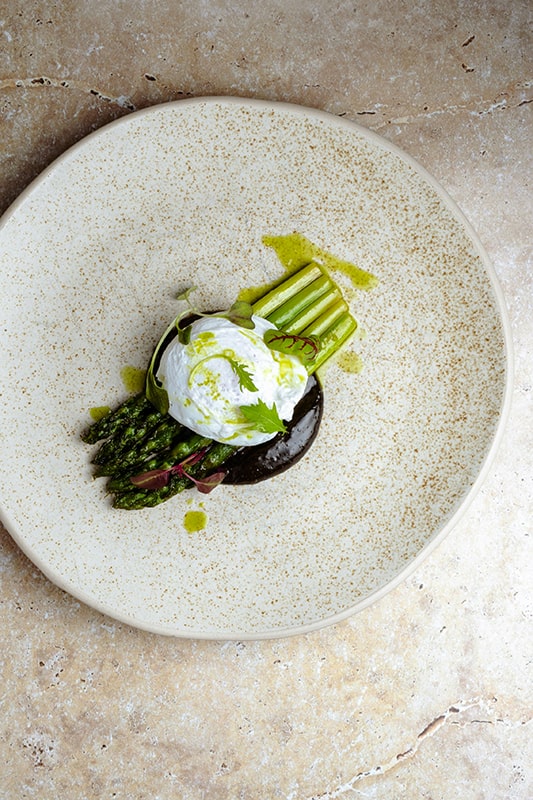 Plat viennois dans une assiette au restaurant