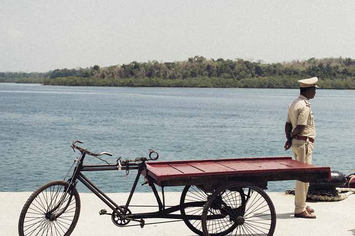 Policier au bord de l'eau