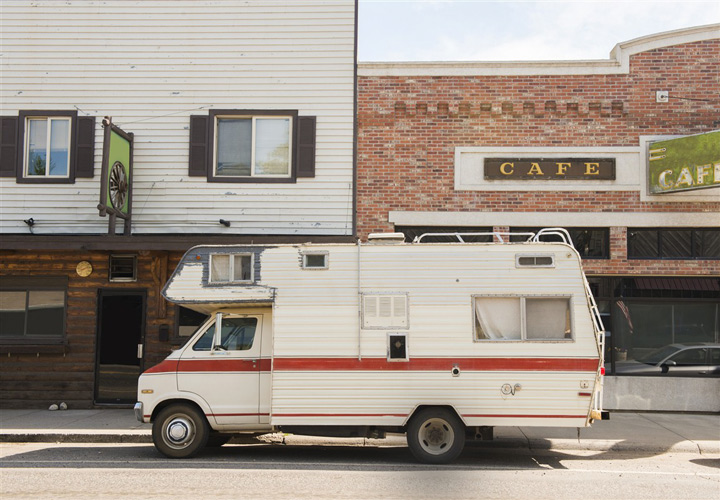 un camping car devant un café aux Etats-Unis