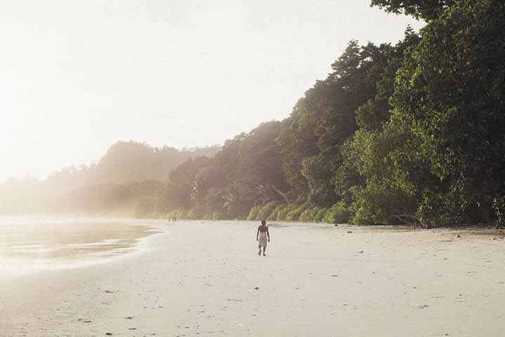 Homme qui marche sur la plage