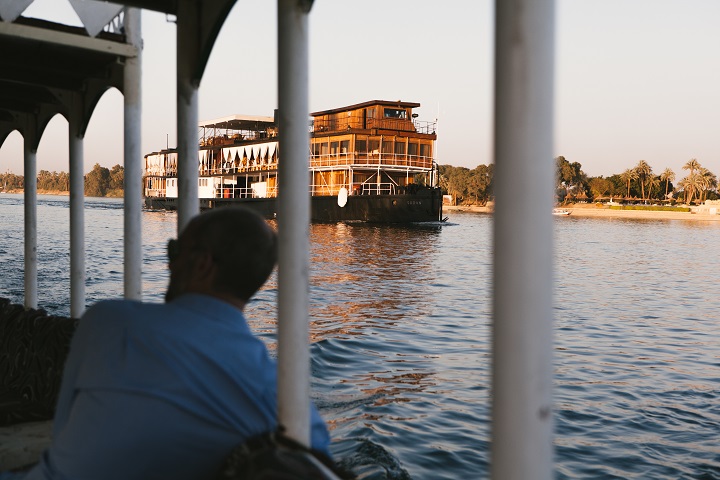 Un homme regarde le Steam Ship Sudan